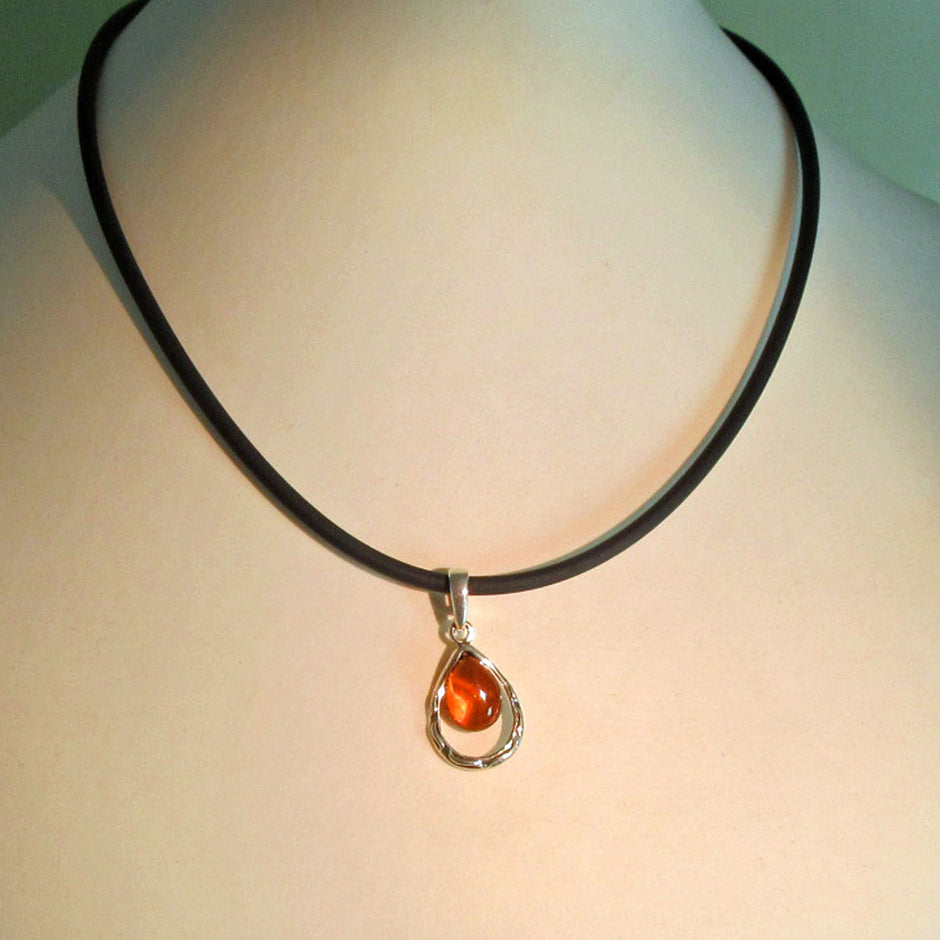 Silberanhänger mit cognacfarbenem Bernstein, Unikat