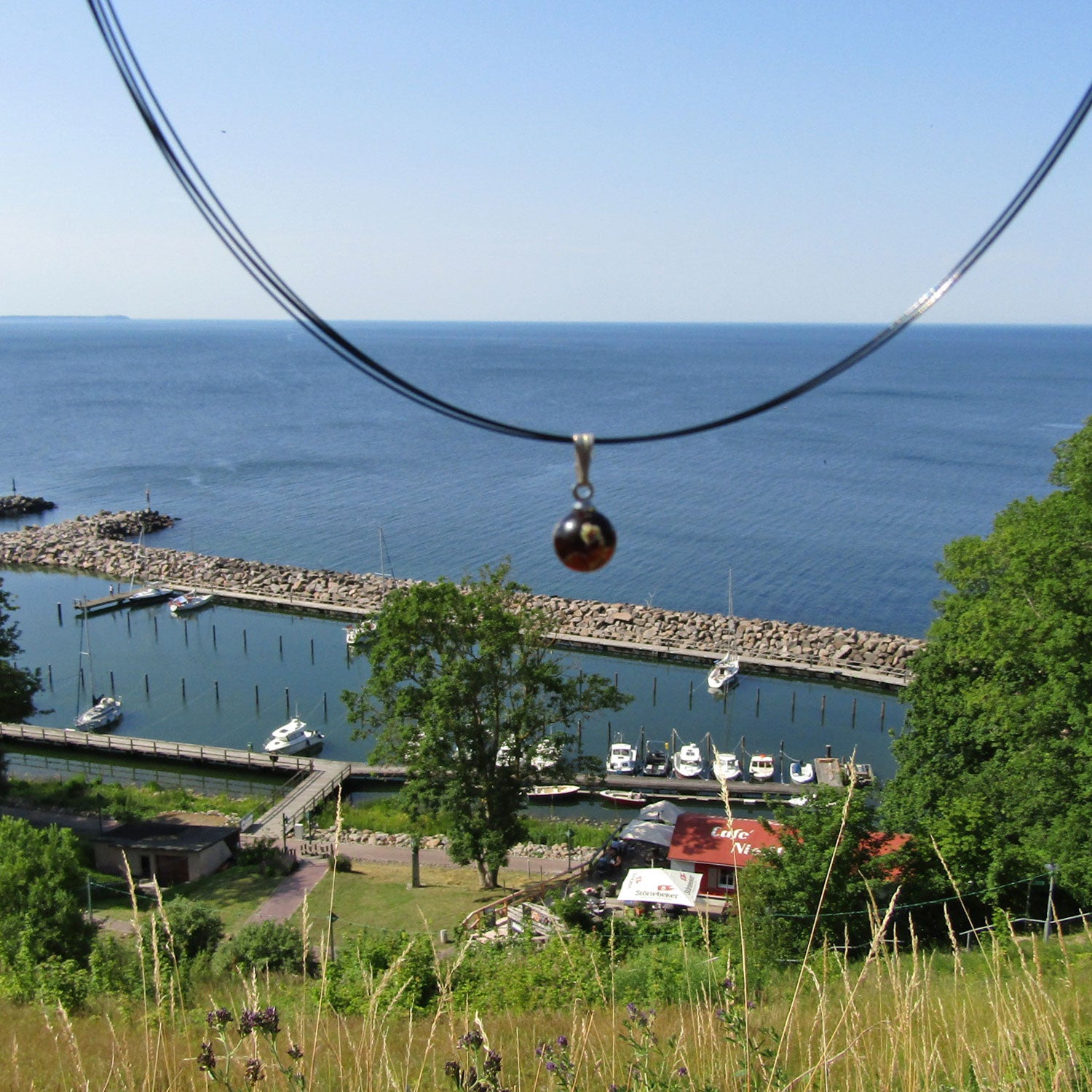 Kleiner Anhänger aus Mosaikbernstein mit Silber
