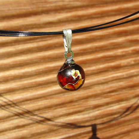 Kleiner Anhänger aus Mosaikbernstein mit Silber