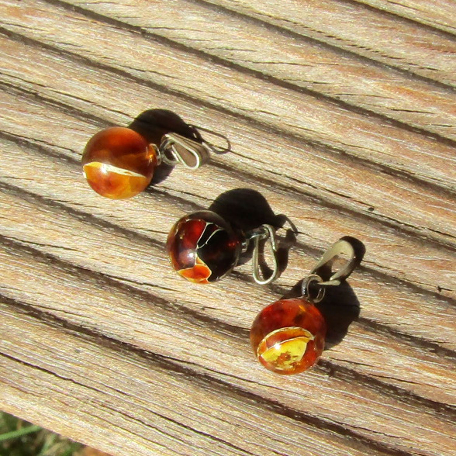 Kleiner Anhänger aus Mosaikbernstein mit Silber