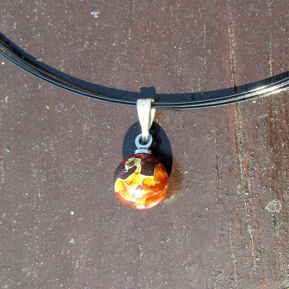 Kleiner Anhänger aus Mosaikbernstein mit Silber