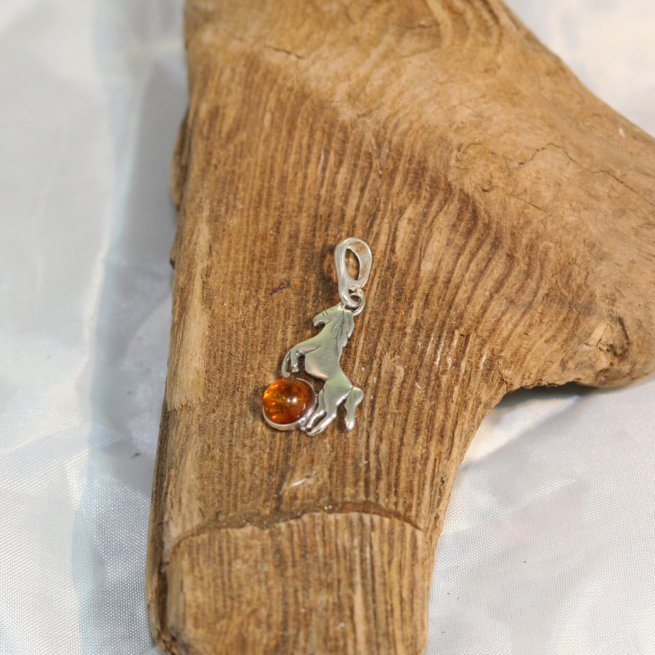 Anhänger als Pferd aus Silber mit Bernsteinperle