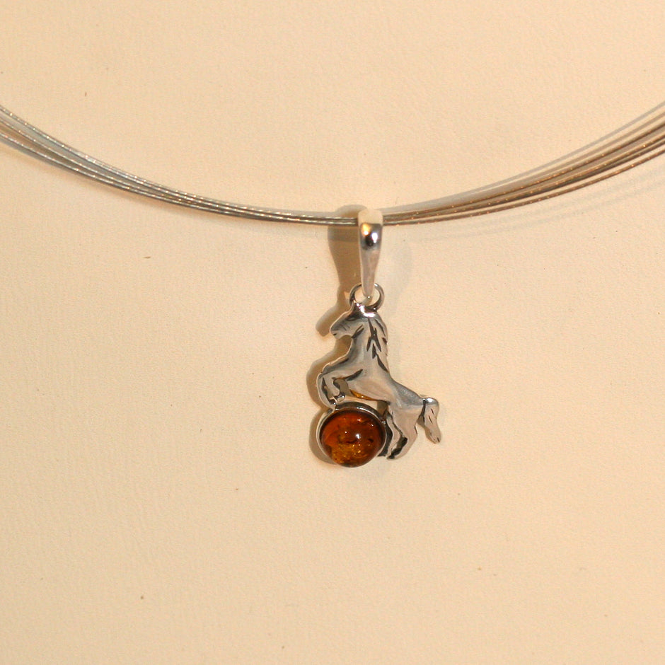 Anhänger als Pferd aus Silber mit Bernsteinperle