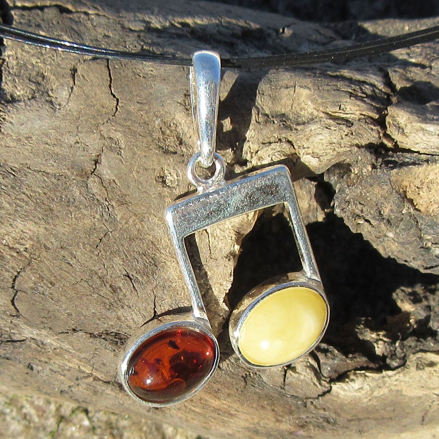 Silberanhänger Doppelnote mit Bernstein, Einzelstück