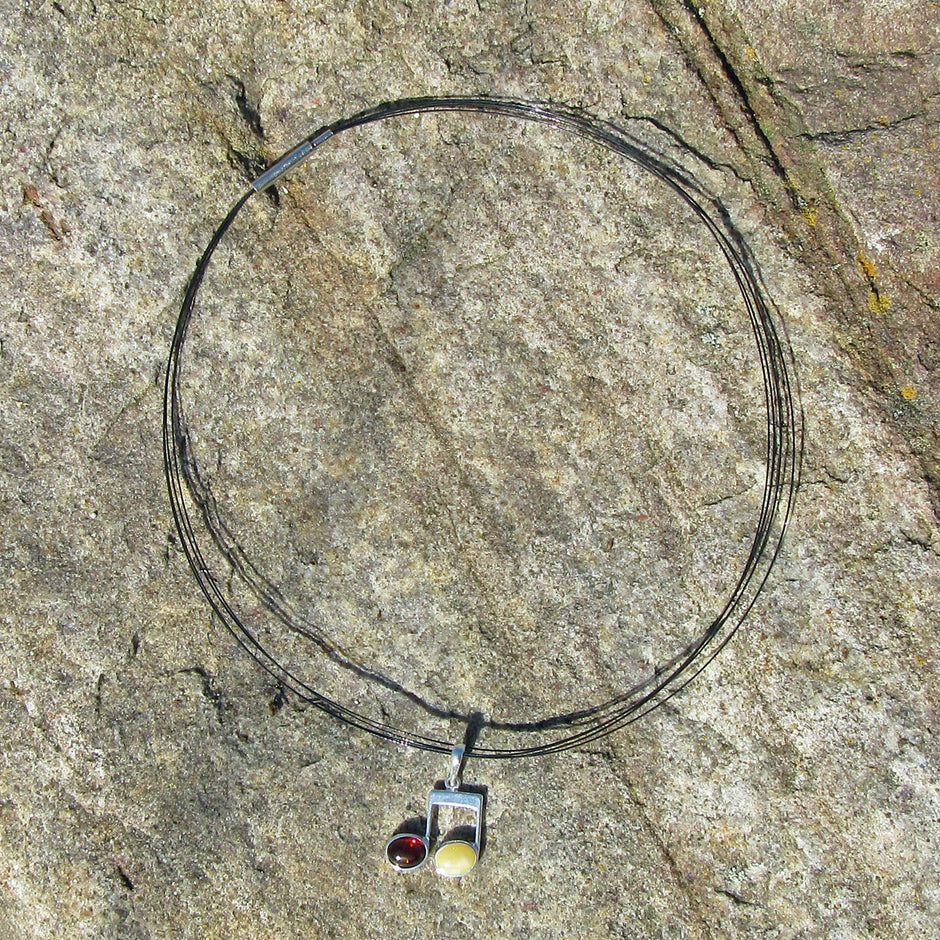 Silberanhänger Doppelnote mit Bernstein, Einzelstück