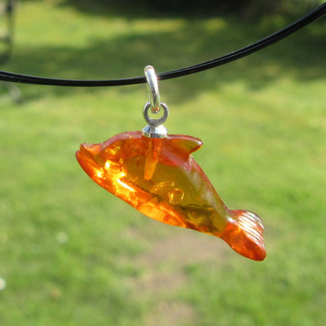 Delfin-Anhänger aus kognacfarbenem Bernstein, Unikat