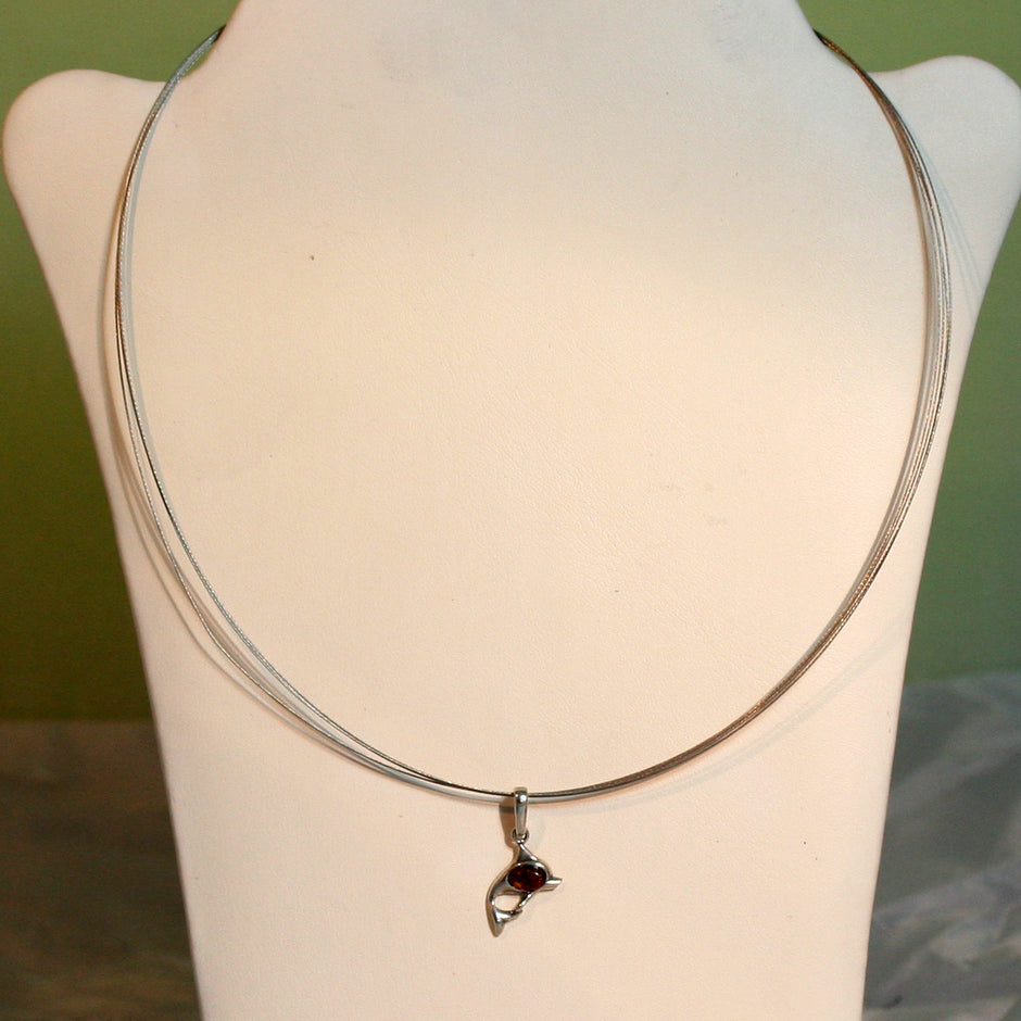 Delfin-Anhänger aus Silber mit Bernstein, Unikat