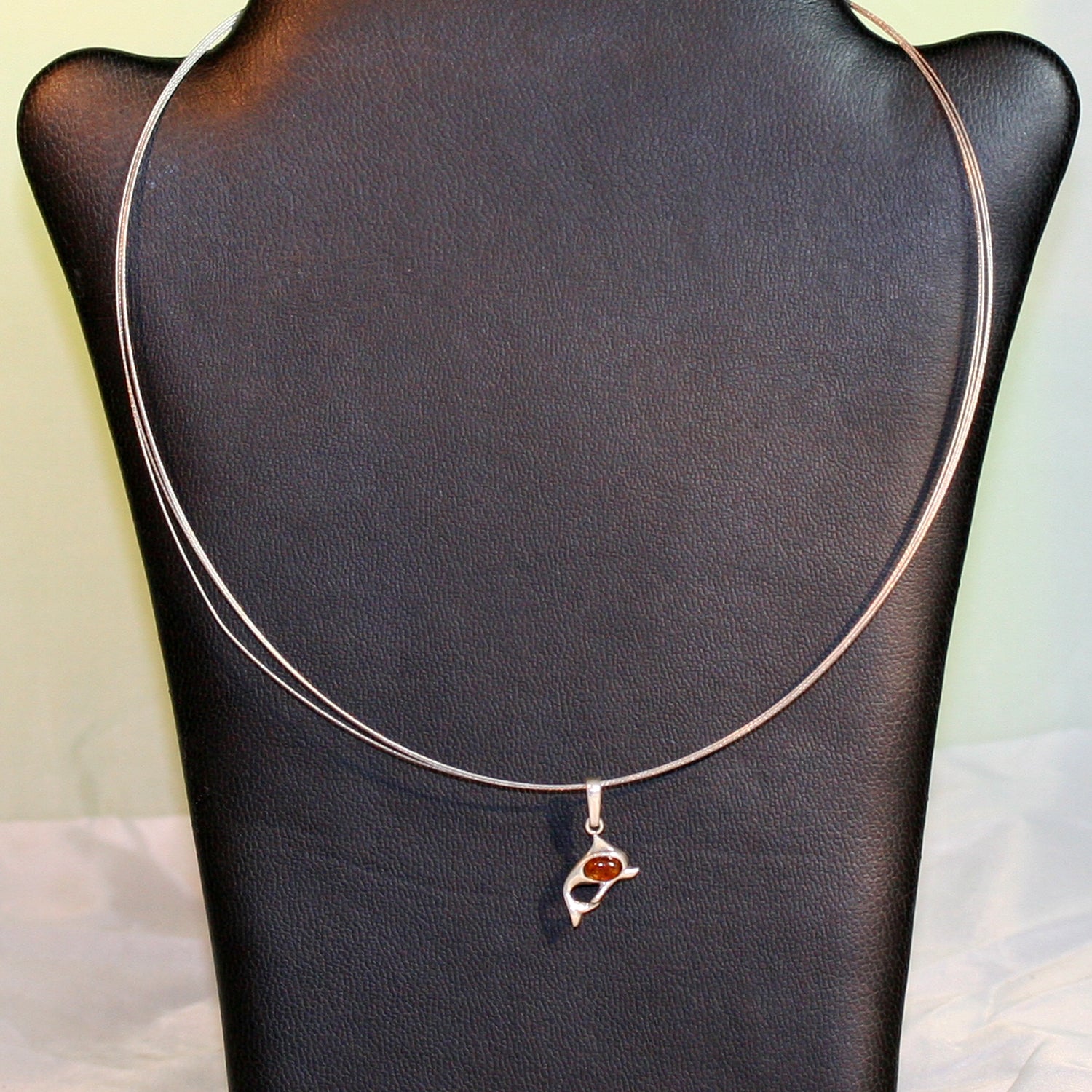 Delfin-Anhänger aus Silber mit Bernstein, Unikat