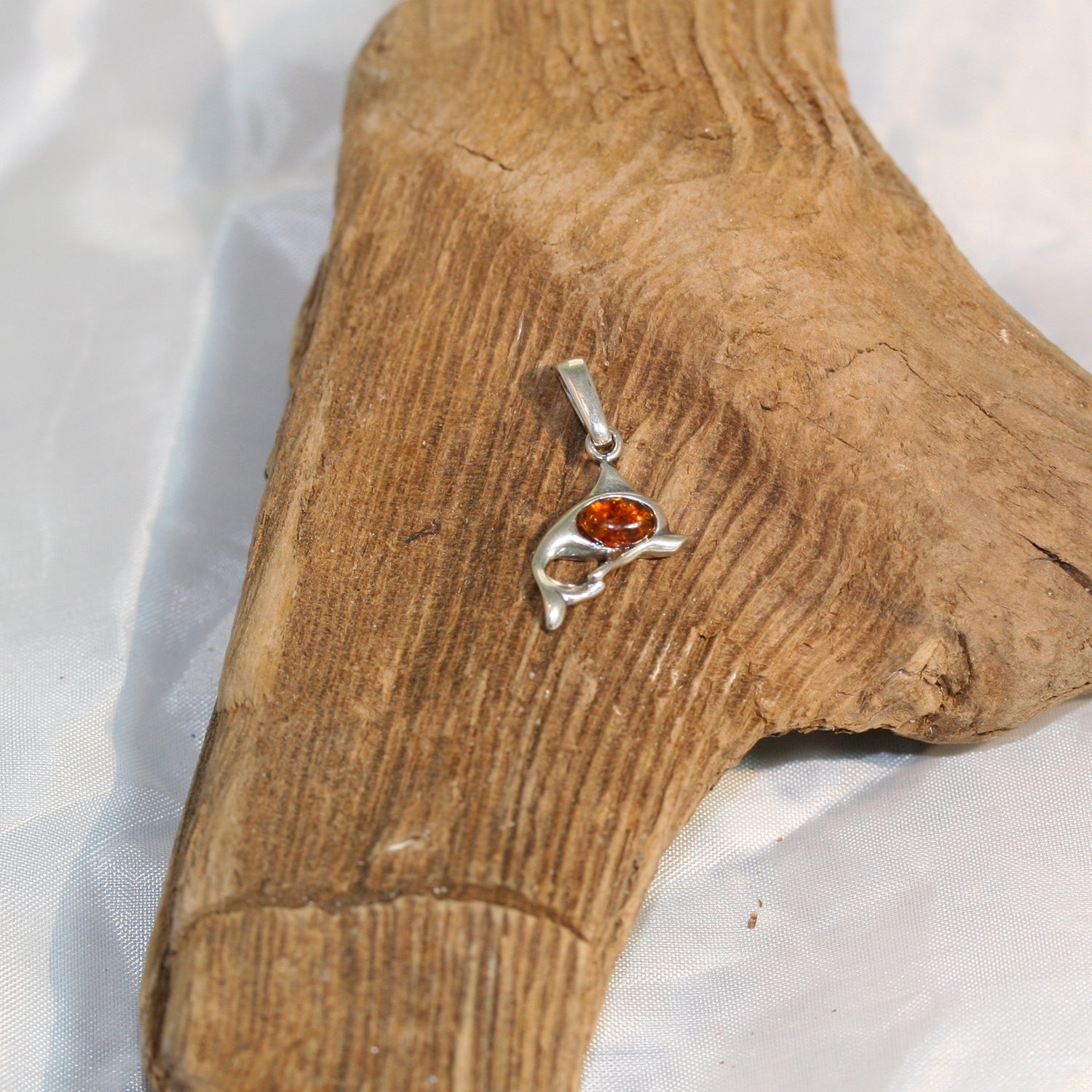 Delfin-Anhänger aus Silber mit Bernstein, Unikat