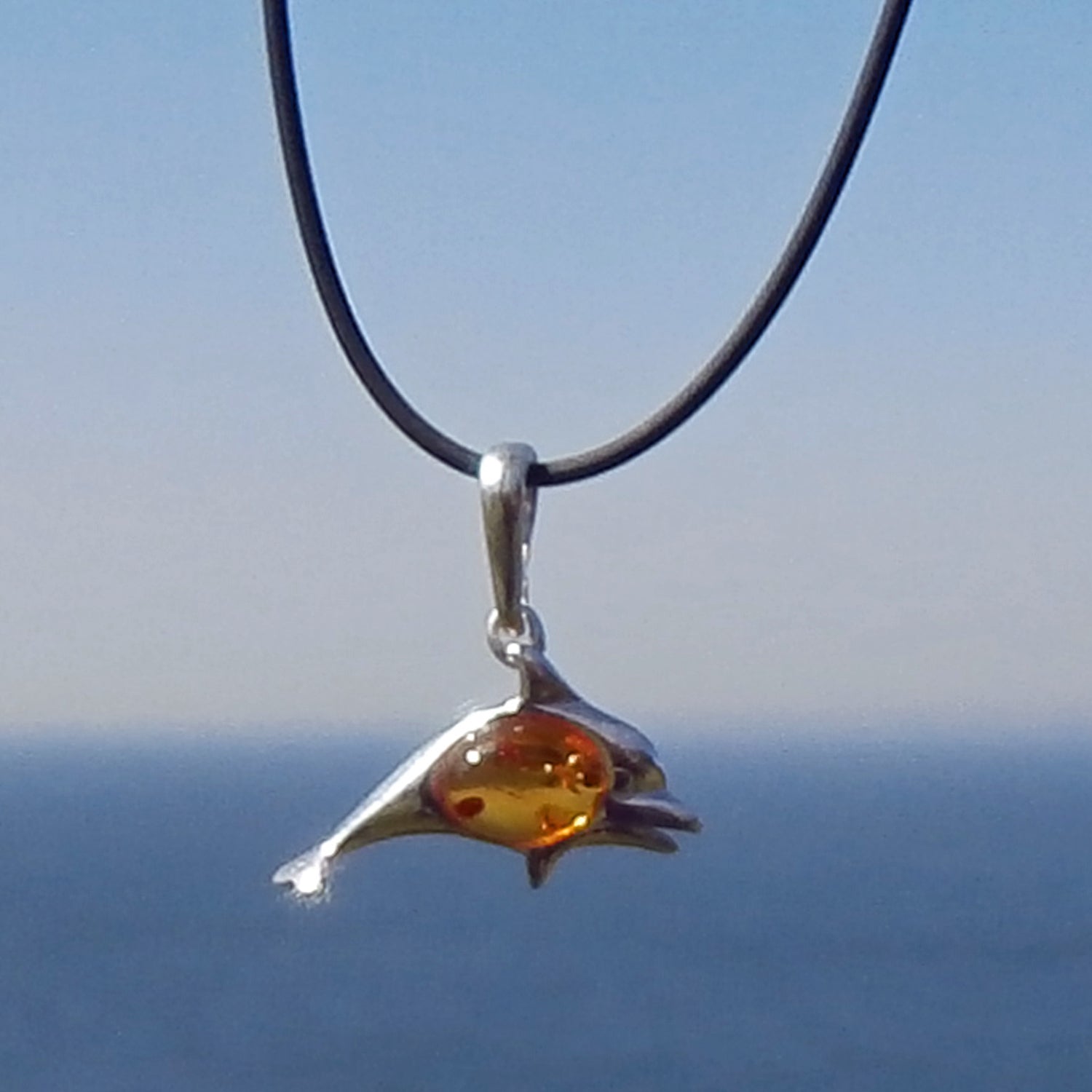 Delfin-Anhänger aus Silber mit kognacfarbenem Bernstein