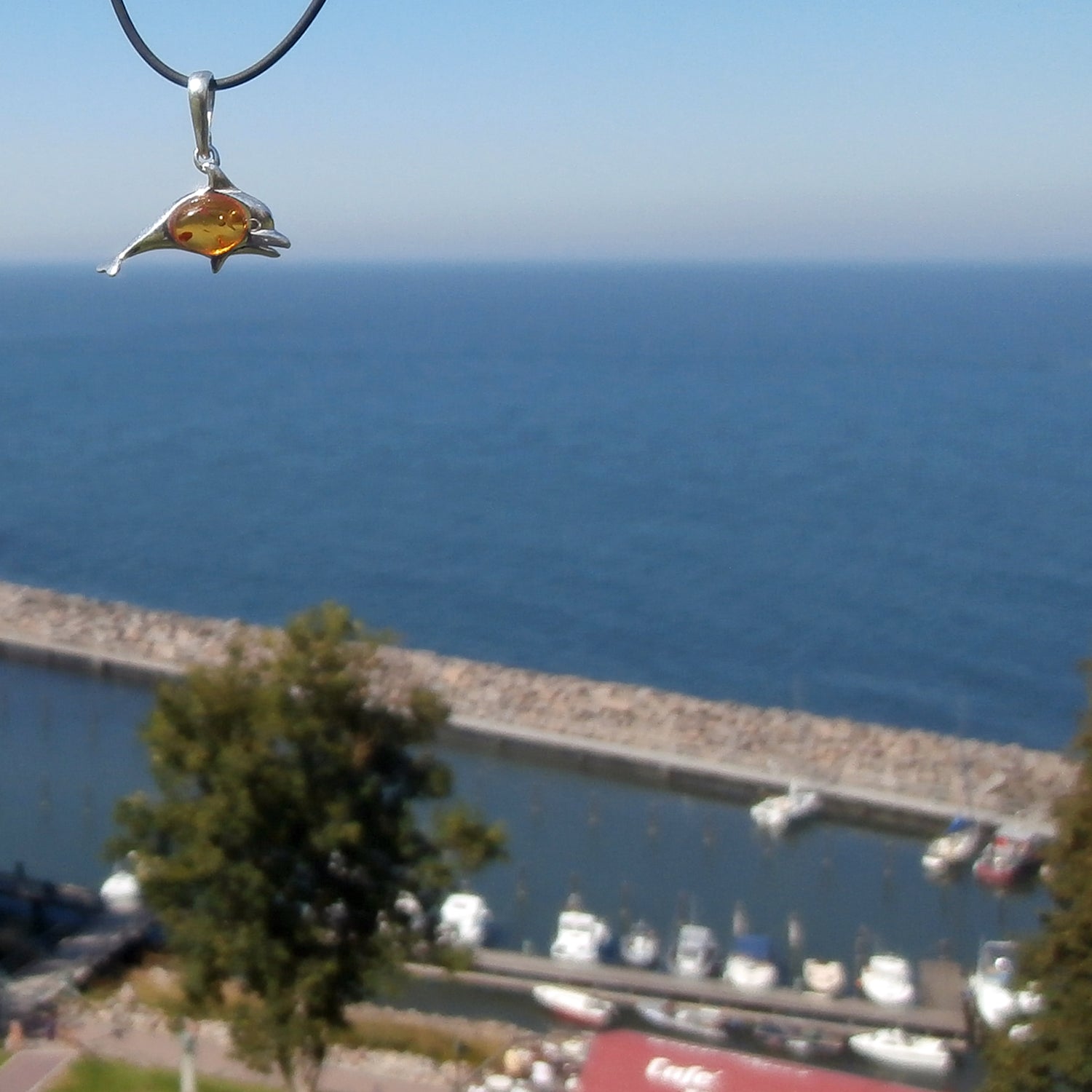 Delfin-Anhänger aus Silber mit kognacfarbenem Bernstein