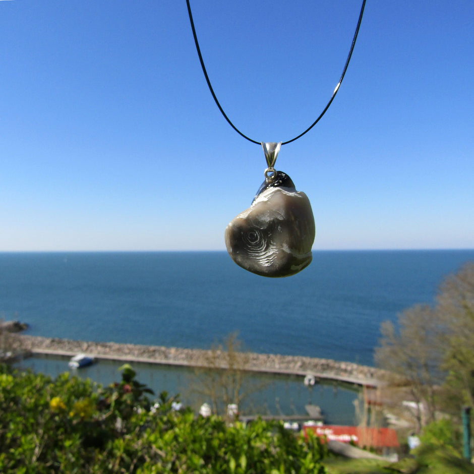 Fossil-Anhänger aus Dickmuschel mit Silberöse (925)