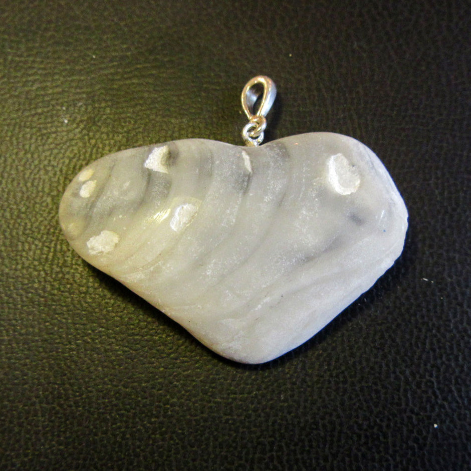 Einzelstück Anhänger aus versteinerter Dickmuschel mit Silberöse