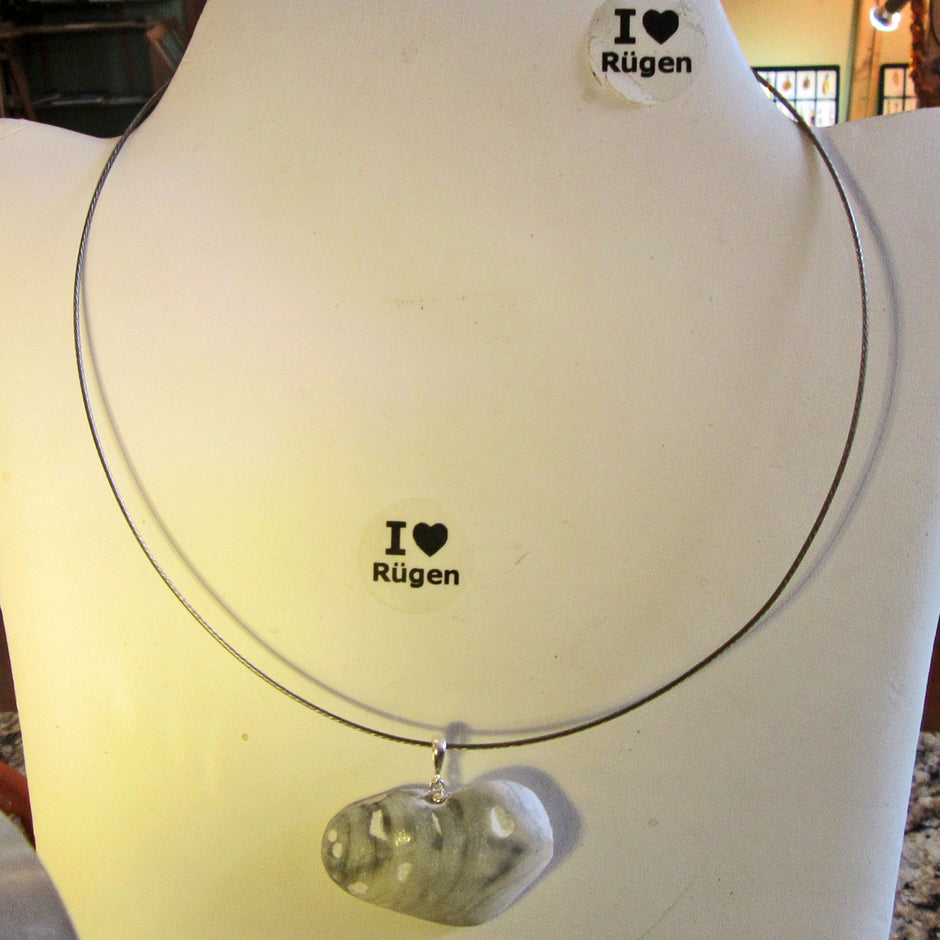 Einzelstück Anhänger aus versteinerter Dickmuschel mit Silberöse