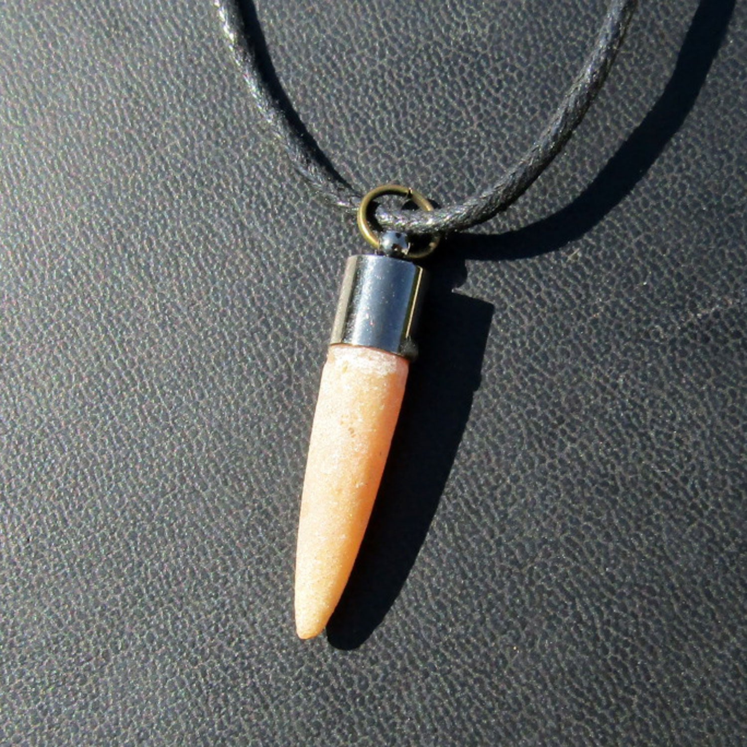 Donnerkeil (Belemnit) mit geschwärzter Metallkappe