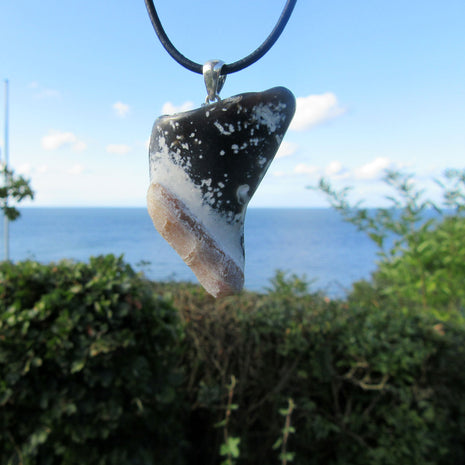 Donnerkeil-Anhänger aus Feuerstein mit Silberöse