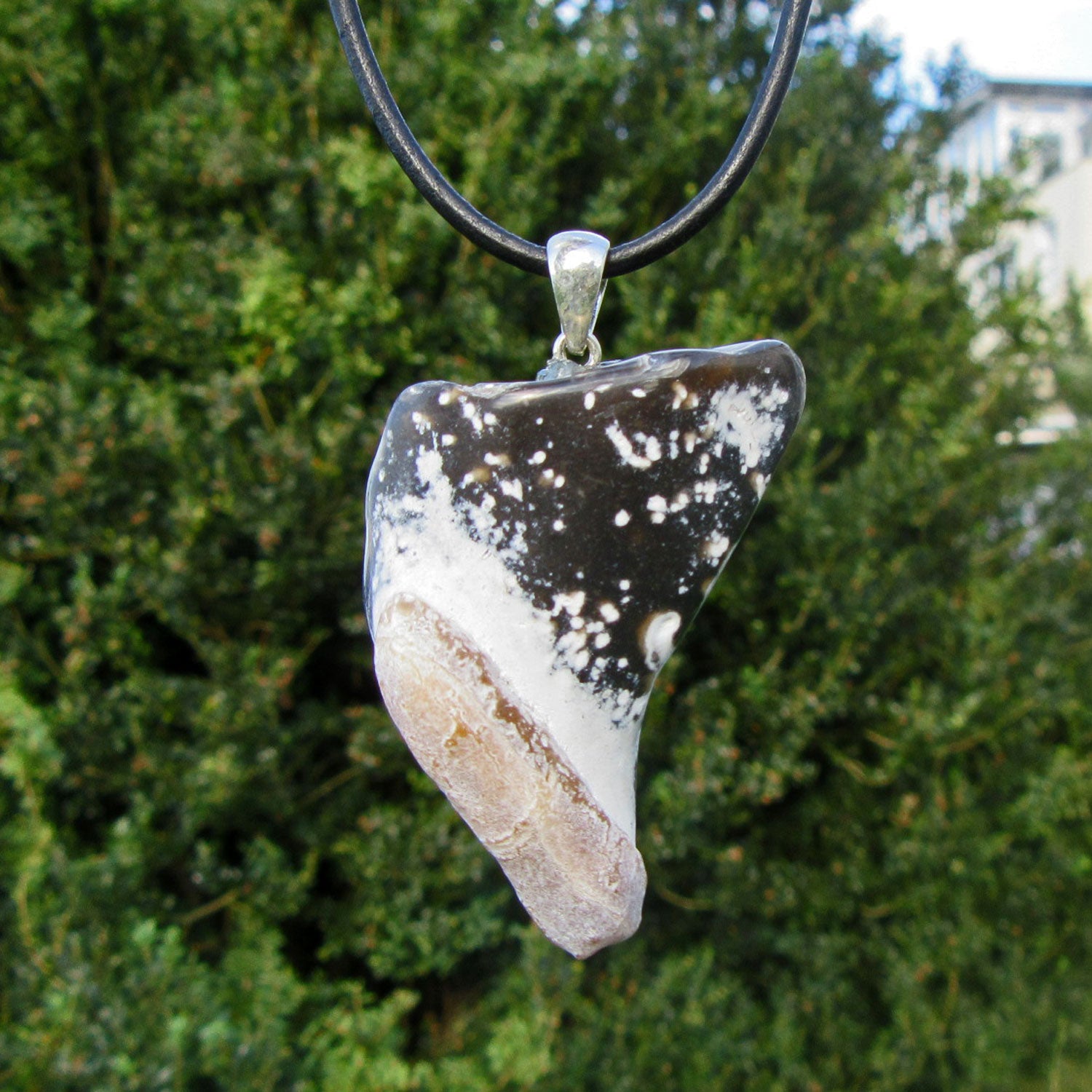 Donnerkeil-Anhänger aus Feuerstein mit Silberöse