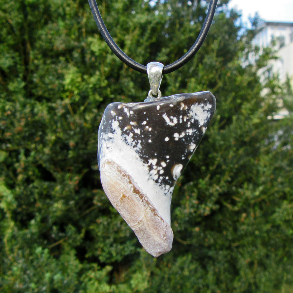 Donnerkeil-Anhänger aus Feuerstein mit Silberöse