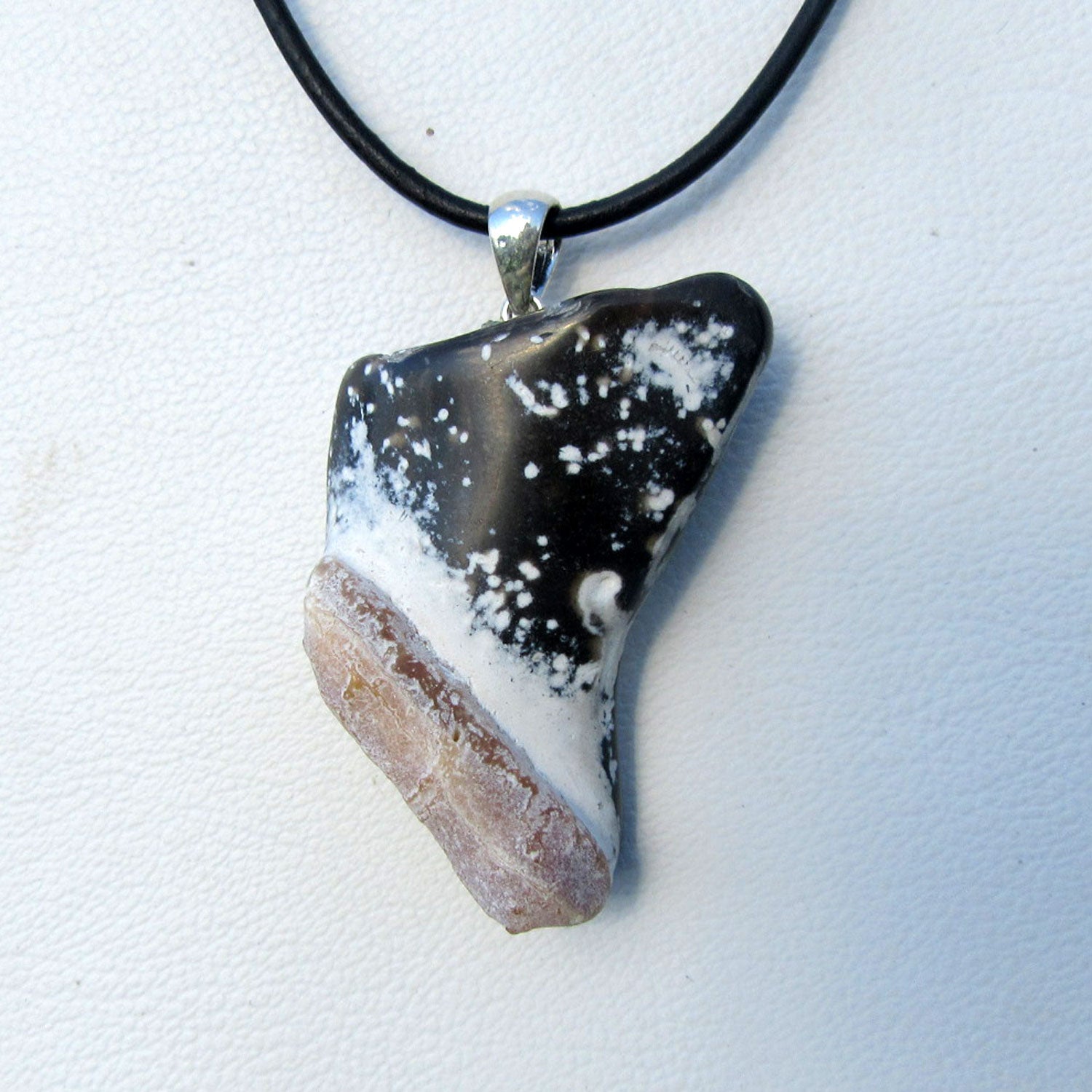 Donnerkeil-Anhänger aus Feuerstein mit Silberöse