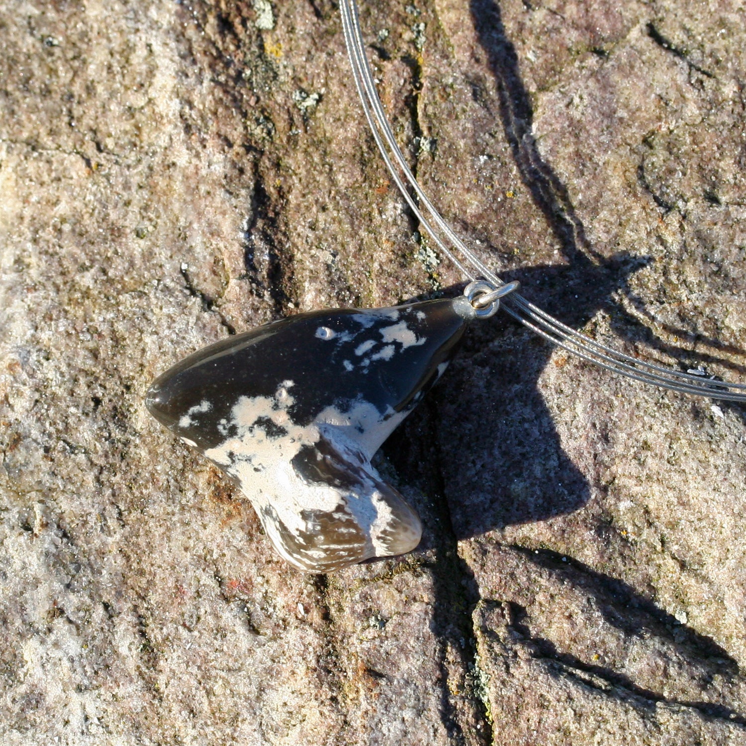 Anhänger mit versteineter Koralle und Feuerstein, Unikat