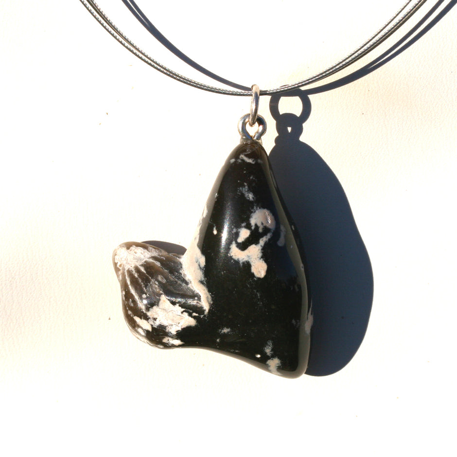 Anhänger mit versteineter Koralle und Feuerstein, Unikat