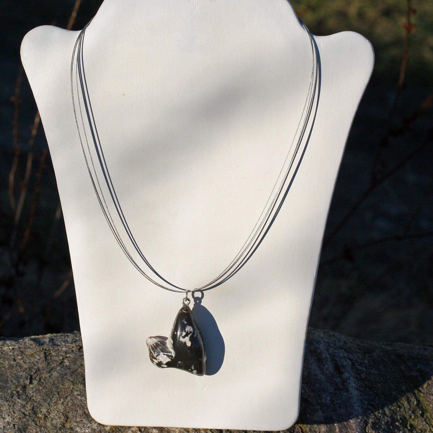 Anhänger mit versteineter Koralle und Feuerstein, Unikat