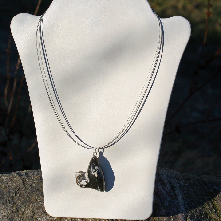 Anhänger mit versteineter Koralle und Feuerstein, Unikat