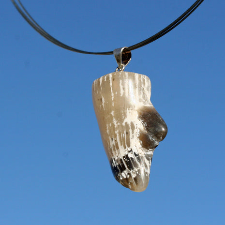 Einzelstück: Anhänger mit versteineter Koralle und Silberöse