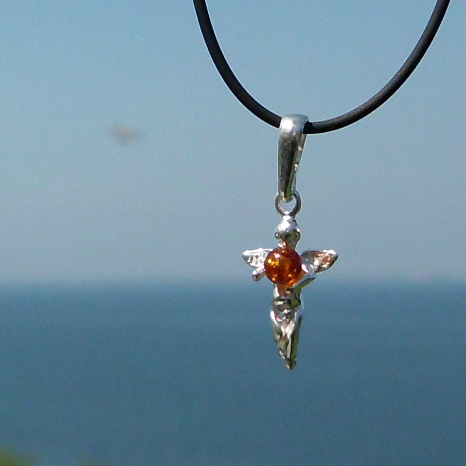 Engel-Anhänger aus Silber mit Bernsteinperle – Unikat