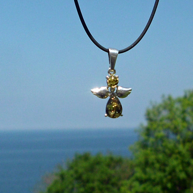 Silberanhänger mit grünem Bernstein, Unikat von Rügen