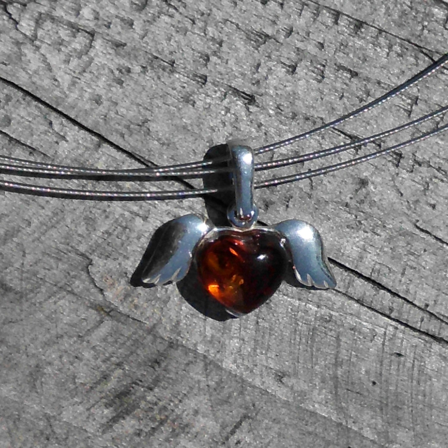 Anhänger Engelsflügel aus Silber mit Bernsteinherz, Unikat