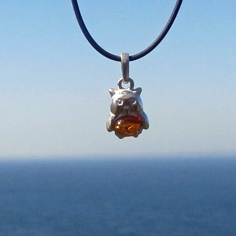 Eulen-Anhänger aus Silber mit Bernstein, Unikat