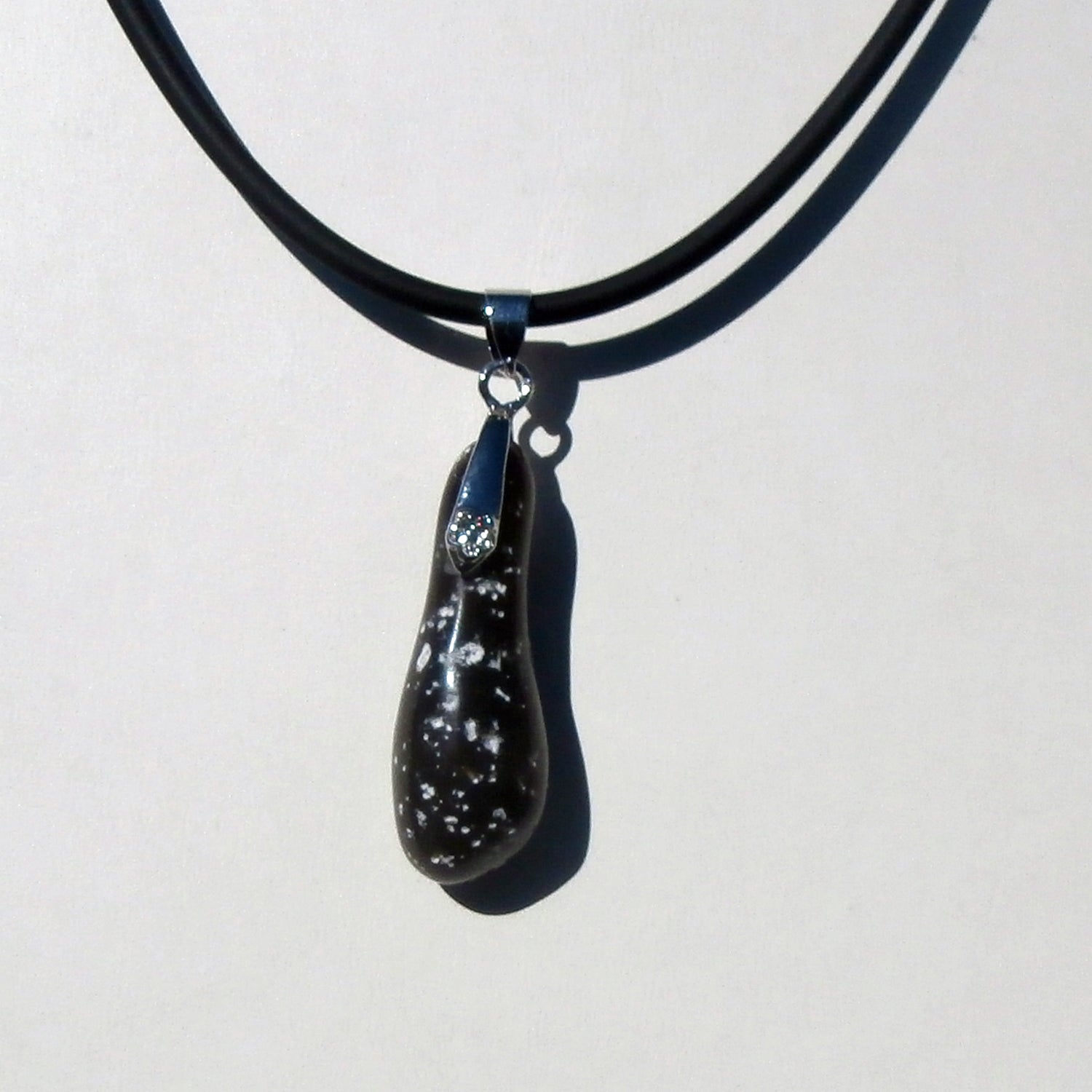 Tropfenförmiger Anhänger aus Feuerstein, Einzelstück