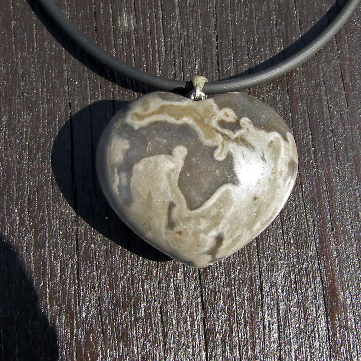 Herzanhänger aus Feuerstein – Unikat von der Ostsee-Insel