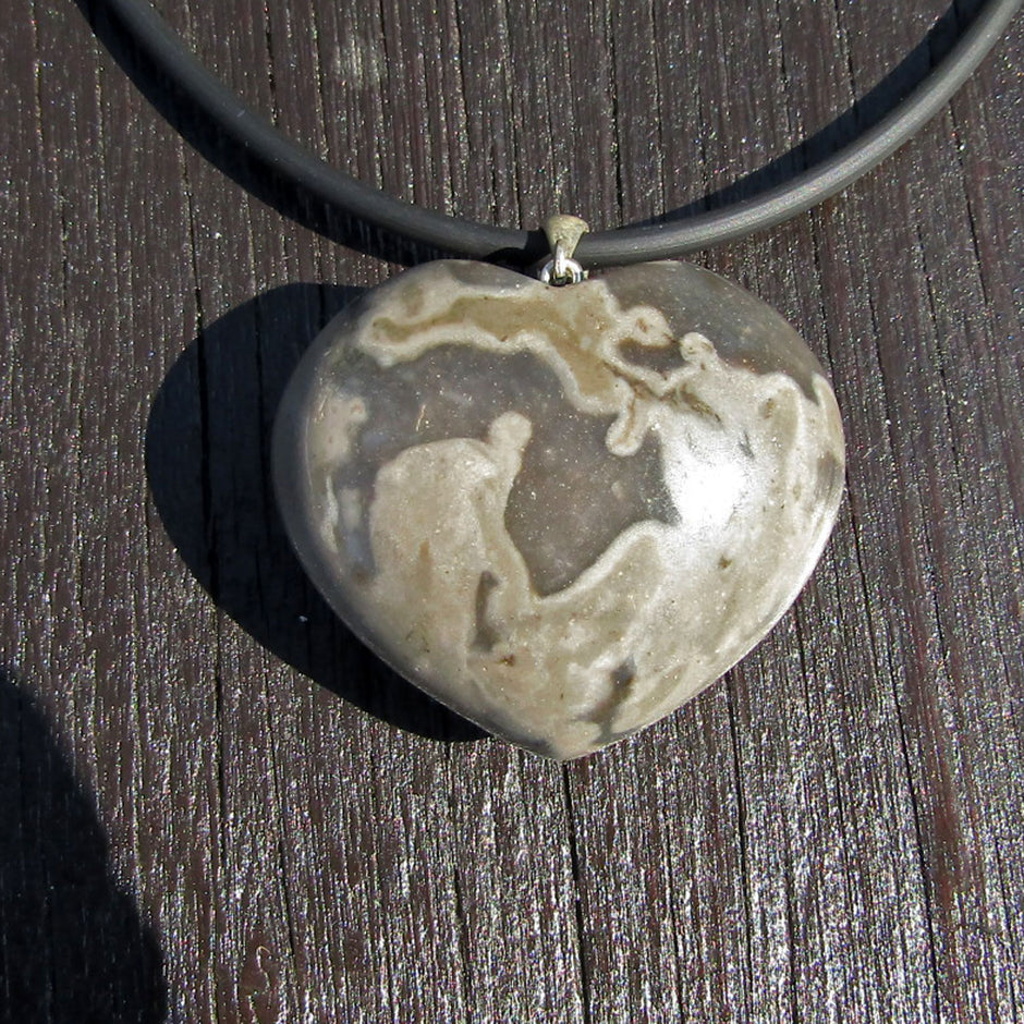 Herzanhänger aus Feuerstein – Unikat von der Ostsee-Insel