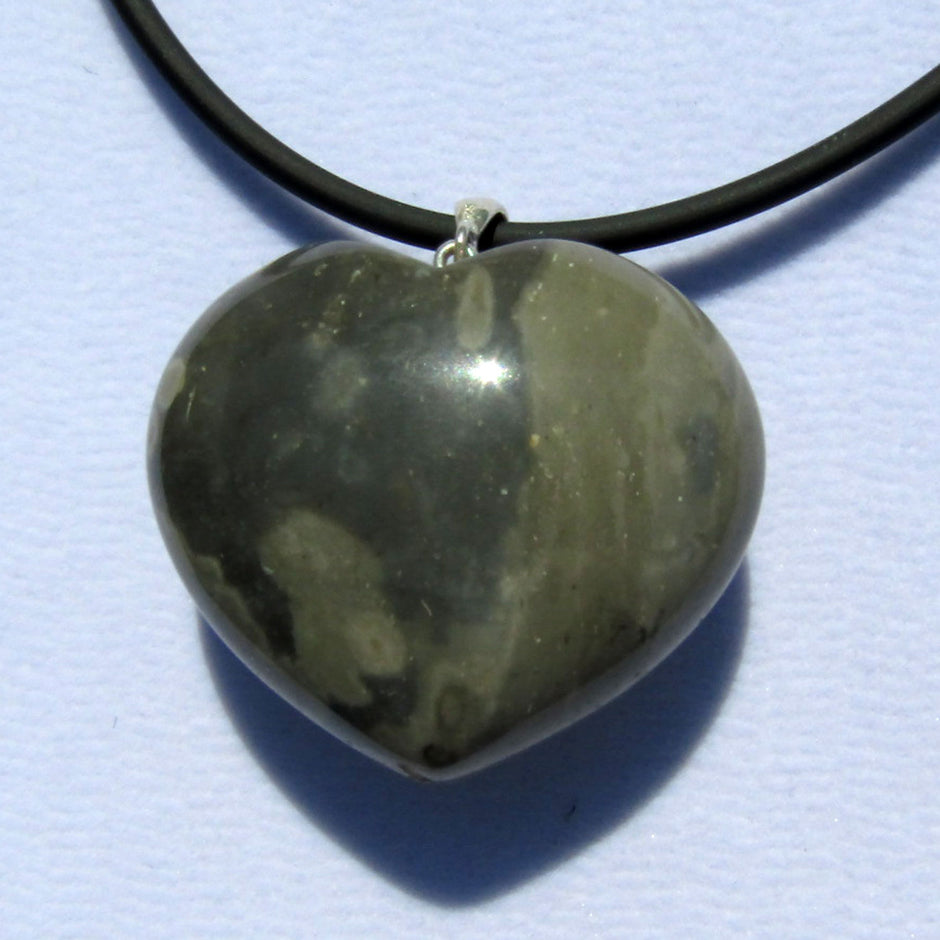 Herzanhänger aus Feuerstein – Unikat von der Ostsee-Insel