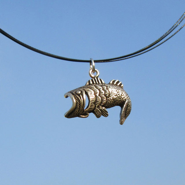 Anhänger aus Silber als springender Fisch – Lachs oder Forelle
