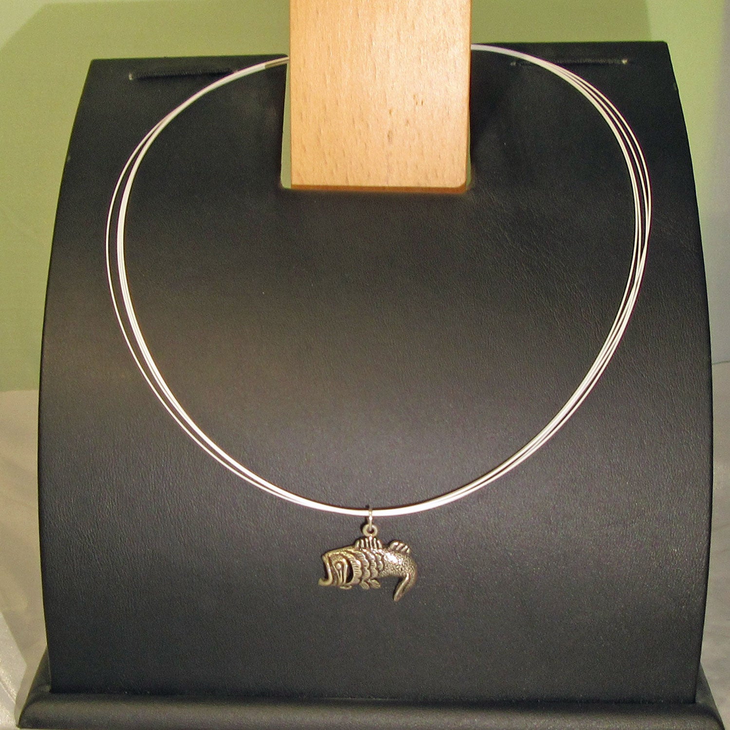 Anhänger aus Silber als springender Fisch – Lachs oder Forelle