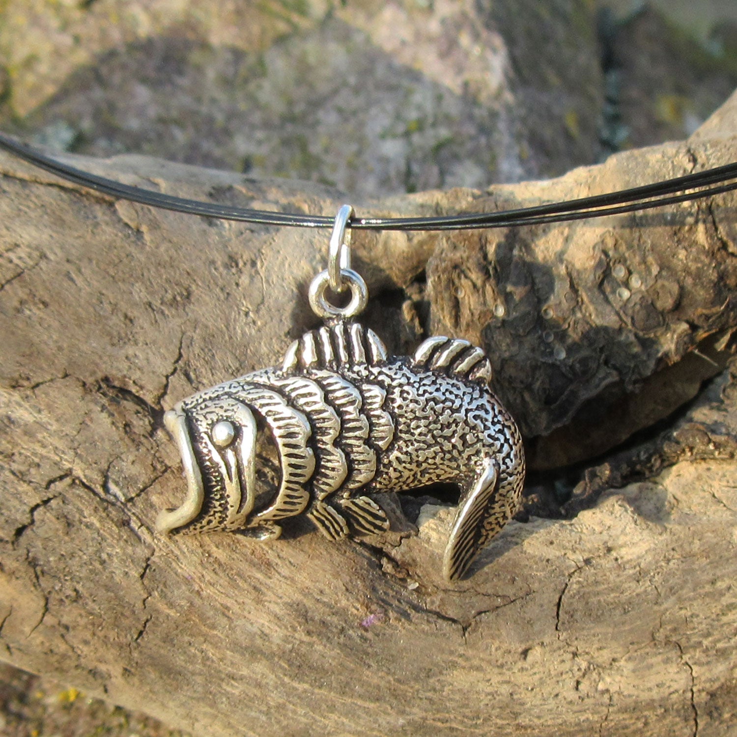 Anhänger aus Silber als springender Fisch – Lachs oder Forelle