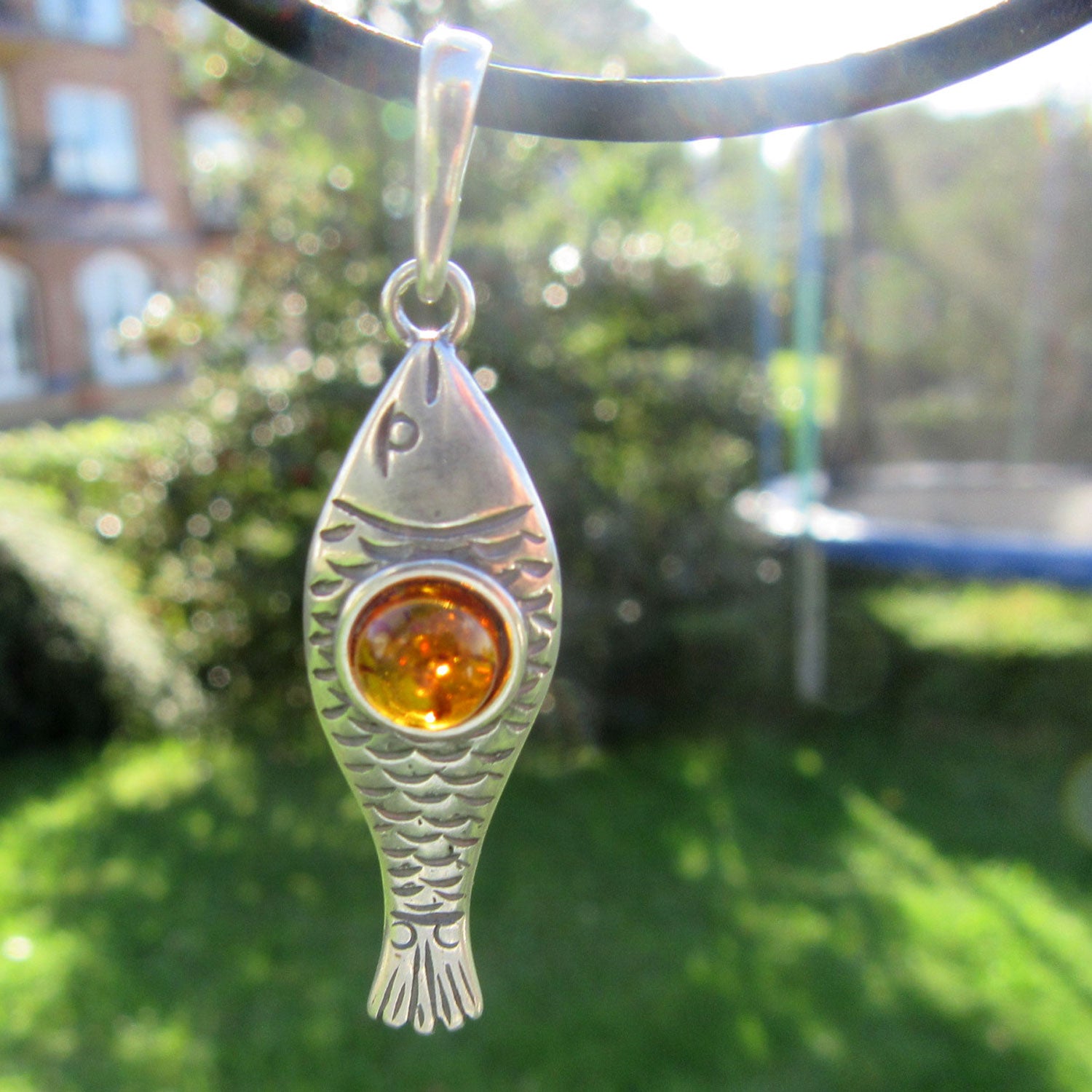 Schicker Anhänger Fisch aus Silber mit Bernstein