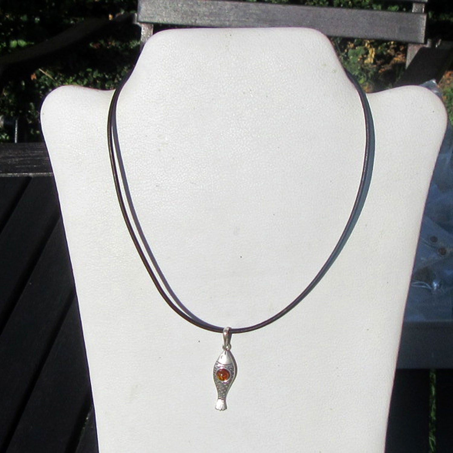 Schicker Anhänger Fisch aus Silber mit Bernstein