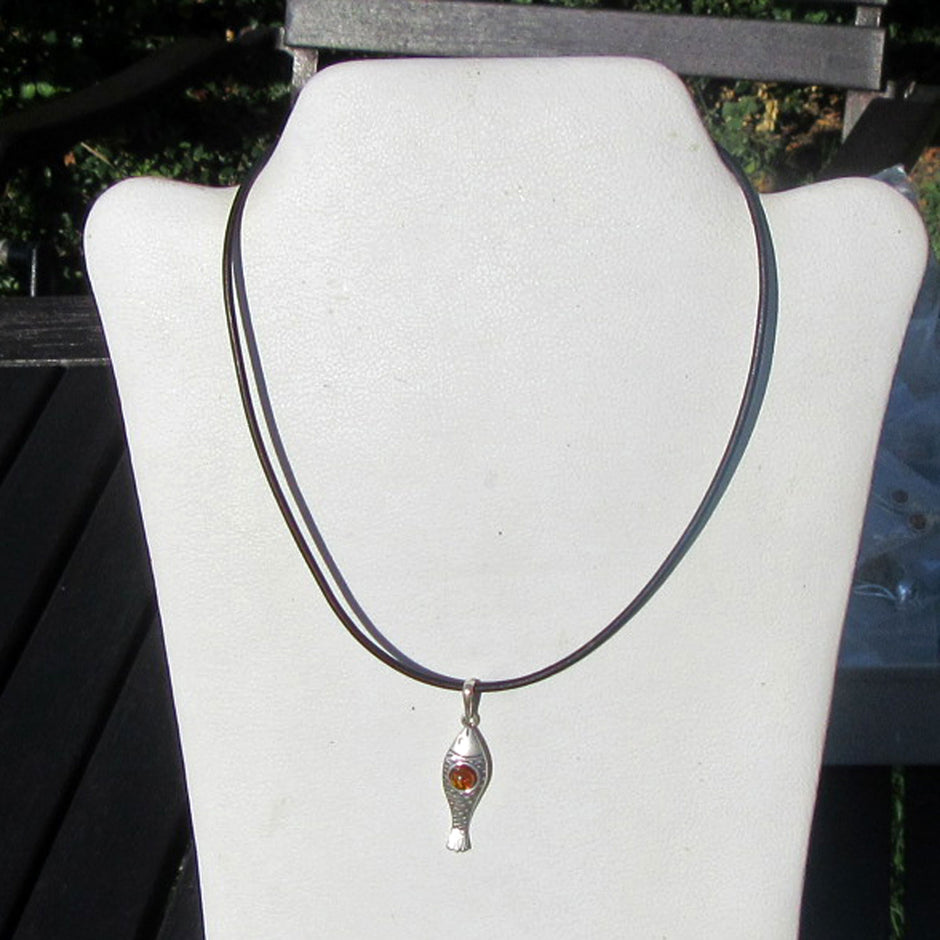 Schicker Anhänger Fisch aus Silber mit Bernstein