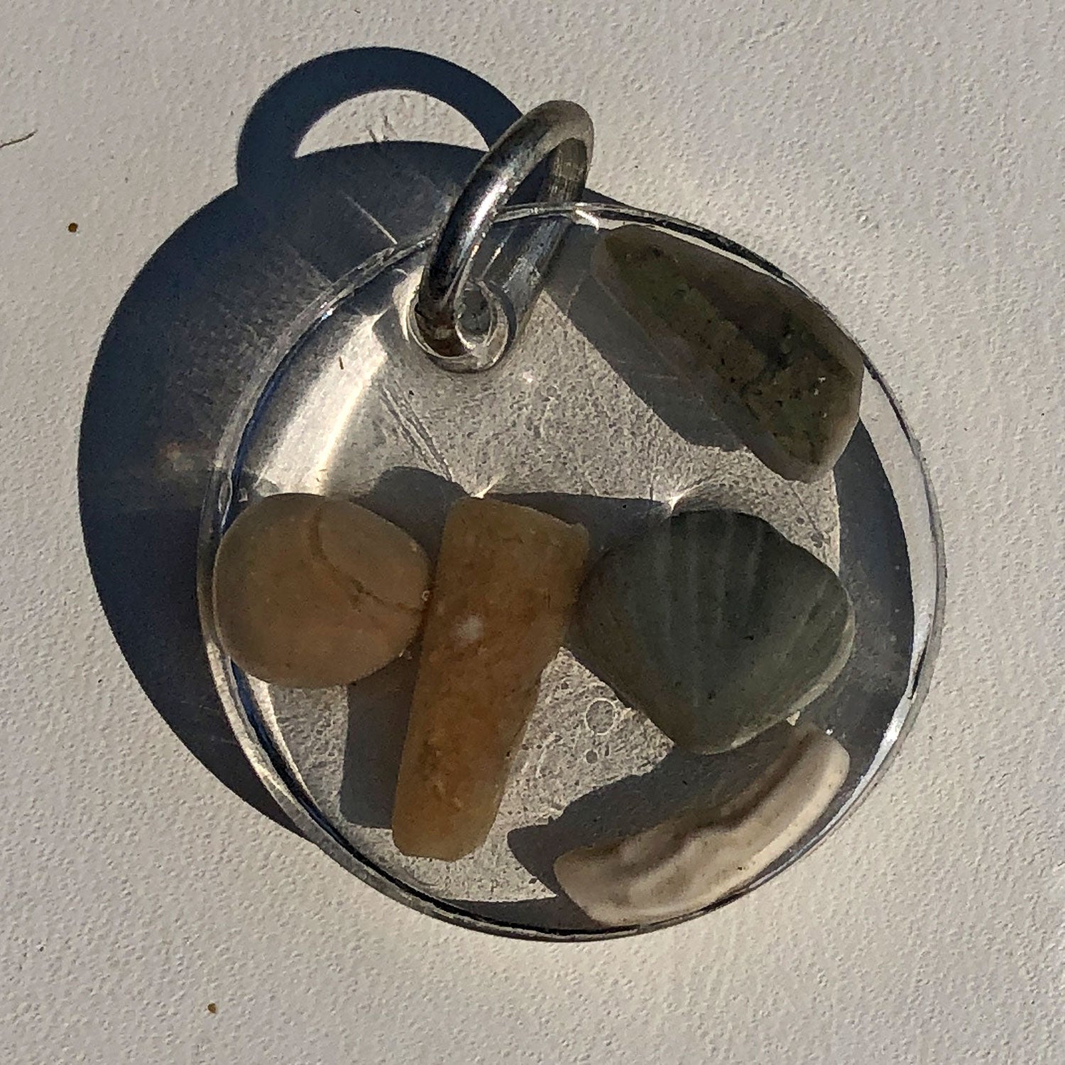 Runder Anhänger mit Fossilien der Insel Rügen