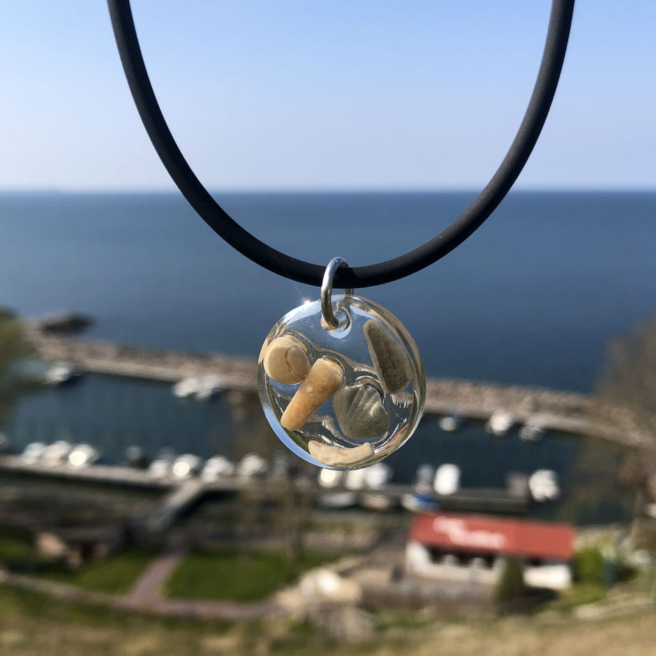 Runder Anhänger mit Fossilien der Insel Rügen