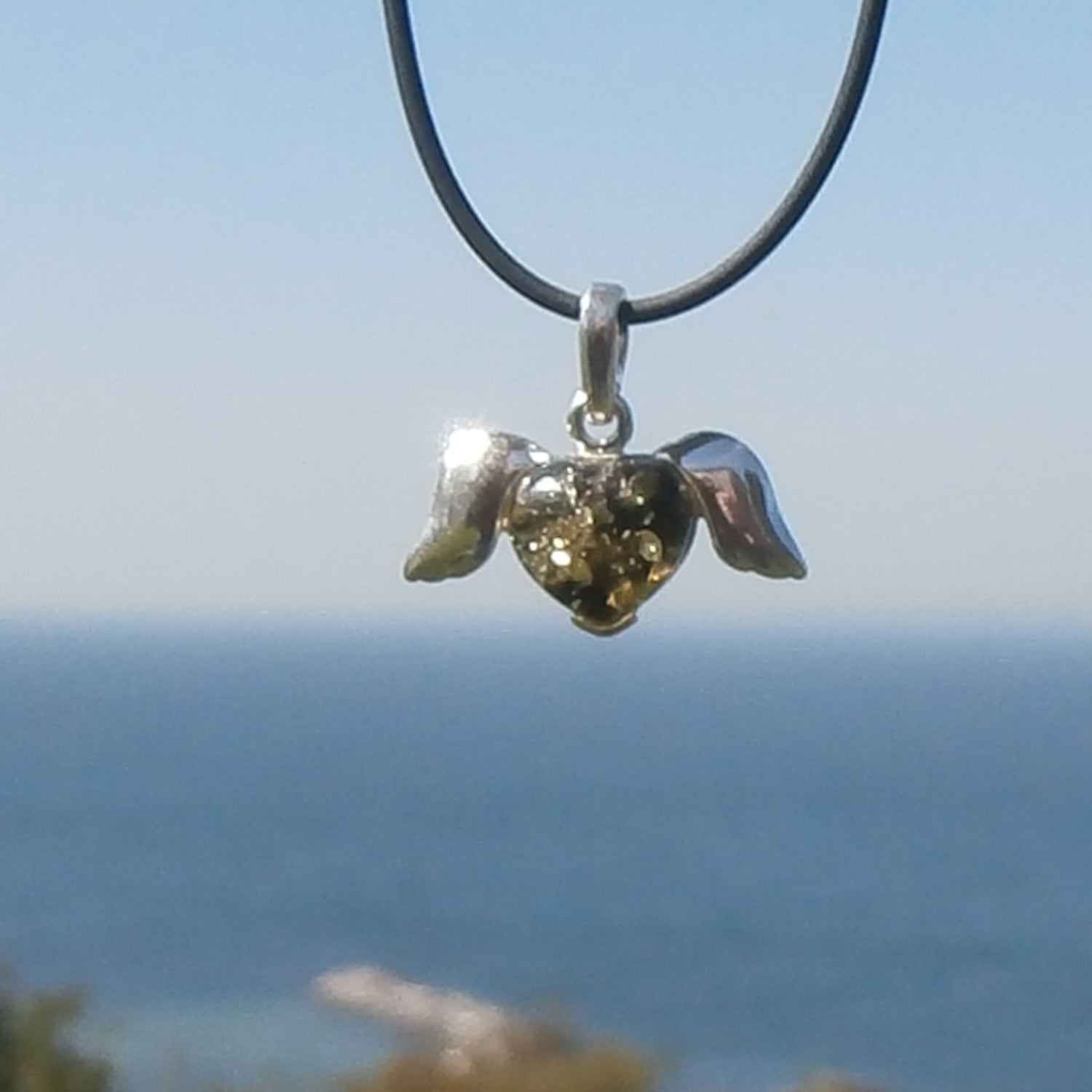 Geflügeltes Herz aus Silber mit grünem Bernstein, Unikat