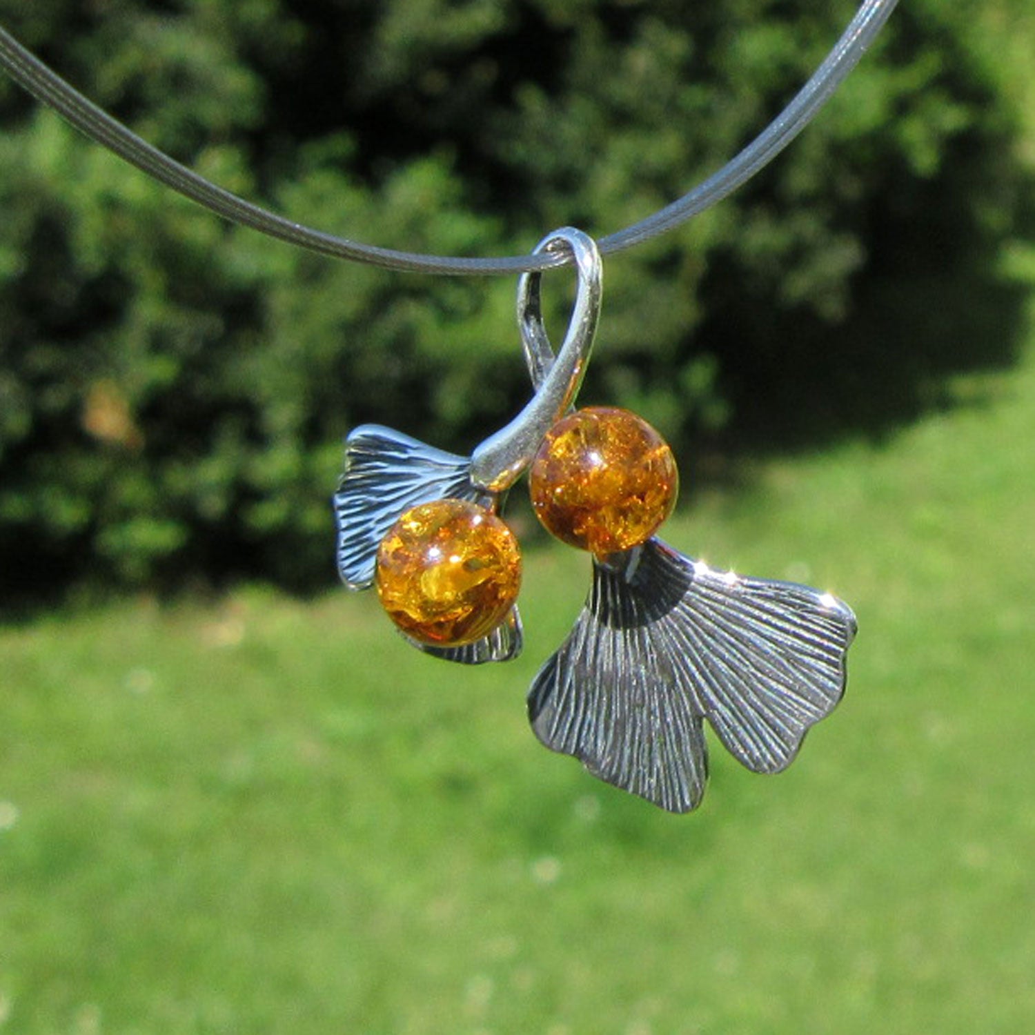 Ginkgoblatt-Anhänger mit Bernsteinperlen und Silber