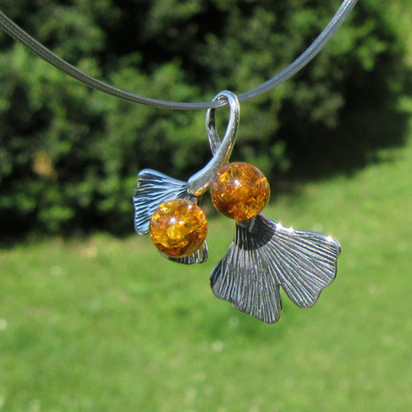Ginkgoblatt-Anhänger mit Bernsteinperlen und Silber
