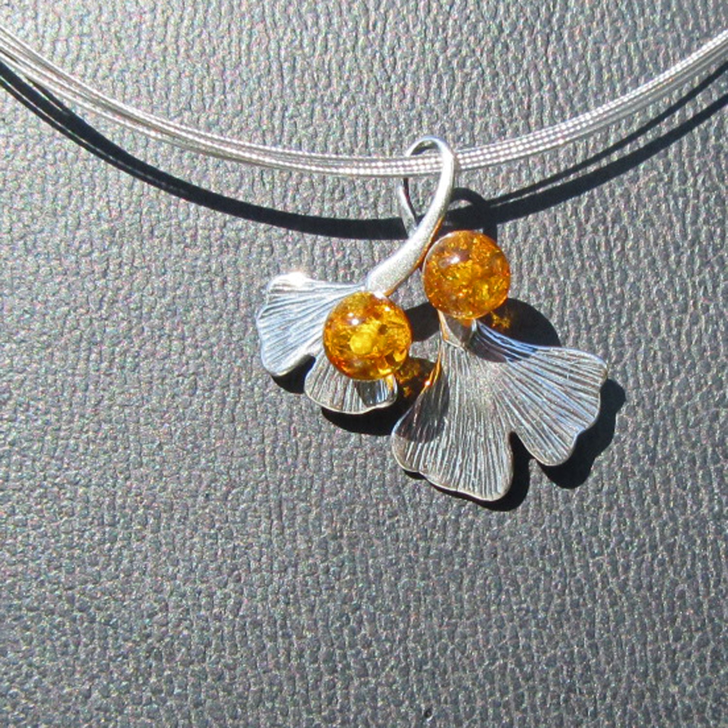 Ginkgoblatt-Anhänger mit Bernsteinperlen und Silber