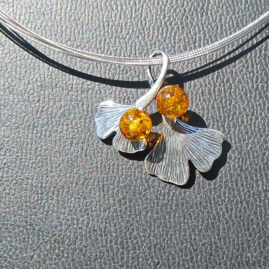 Ginkgoblatt-Anhänger mit Bernsteinperlen und Silber