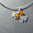 Ginkgoblatt-Anhänger mit Bernsteinperlen und Silber